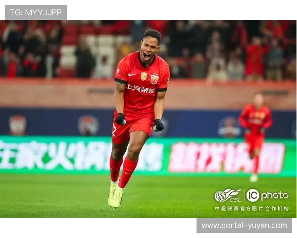 回顾2025赛季中超收官战：深圳新鹏城1-1成都蓉城。